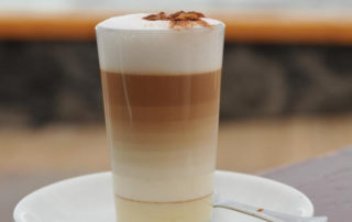 Kóstoljon-bele-Kanári-szigeteki-kávéhatározo-cafe-leche-condensada