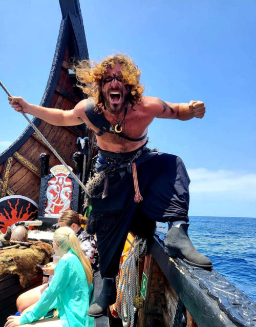 Viking-hajó-bálna-delfinles