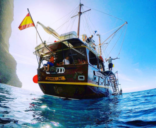 Hajókirándulás-bálnales-kalózhajóval-Los-Gigantes-szikláinál-Tenerife