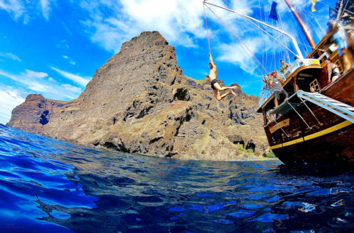 Hajókirándulás-bálnales-kalózhajóval-Los-Gigantes-szikláinál-Tenerife