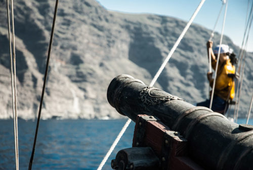 Hajókirándulás-bálnales-kalózhajóval-Los-Gigantes-szikláinál-Tenerife